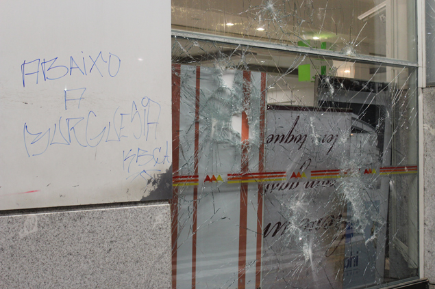 Vidraça de shopping e pichação feita por grupo isolado nas imediações de manifestação em Natal (RN)