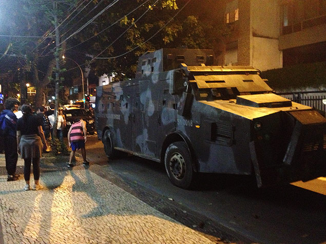 O Caveirão, temido carro blindado da tropa de elite da polícia carioca, ocupa a avenida General San Martin, no Leblon