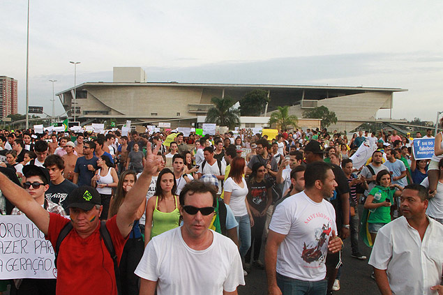 Manifestantes fazem protesto na Barra da Tijuca enfrente a Cidade da Musca
