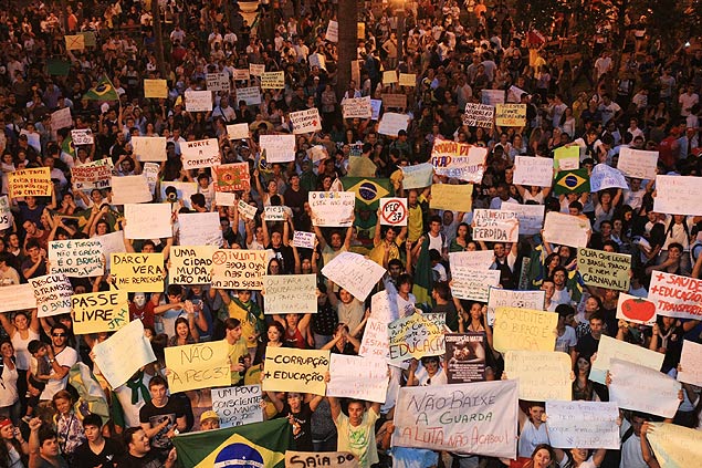 Manifestantes concentrados no centro de Ribeiro Preto, em ato que reuniu a marca de 25 mil pessoas no ltimo dia 20
