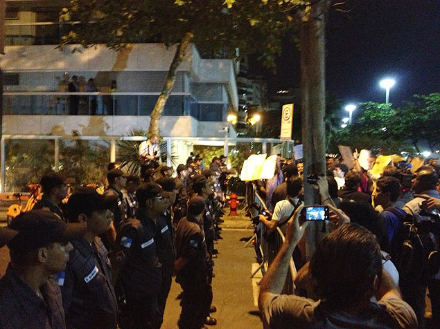 Manifestantes e policiais se encontram na rua onde mora o governador do Rio, Sérgio Cabral