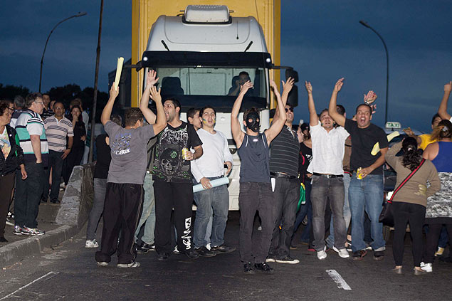 Manifestantes interditam rodovia Presidente Dutra durante protesto em Guarulhos (Grande So Paulo)