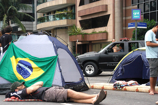 Um grupo de manifestantes faz viglia em frente a casa do governador Srgio Cabral, no bairro do Leblon, no Rio de Janeiro, RJ, na madrugada deste sbado