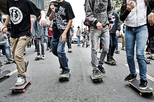 Mais de cem skatistas ocupam pista da av. Paulista em comemorao ao Dia Mundial do Skate neste domingo (23), em So Paulo.