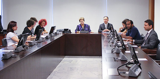 A presidente Dilma Rousseff, os ministros Gilberto Carvalho (Secretaria-Geral da Presidncia) e Aguinaldo Ribeiro (Cidades)participam de reunio com representantes do MPL, no Planalto