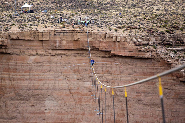 Americano Nik Wallenda rompe recorde mundial ao caminhar em uma corda ao longo de abismo do Grand Cayon, a 460 metros de altura 