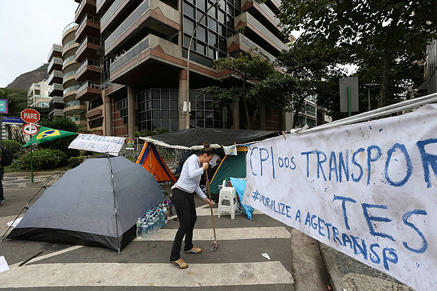 Manifestantes estão acampados há cinco dias na esquina do prédio de Sérgio Cabral; hoje, eles foram procurados por interlocutores do Estado dispostos a agendar uma audiência com o governador