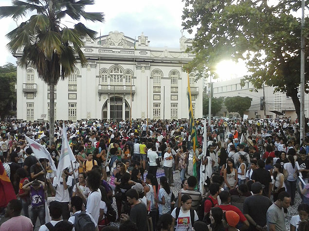 manifestantes se concentram na praa Fausto Cardoso, antes de protesto no centro de Aracaju (SE)