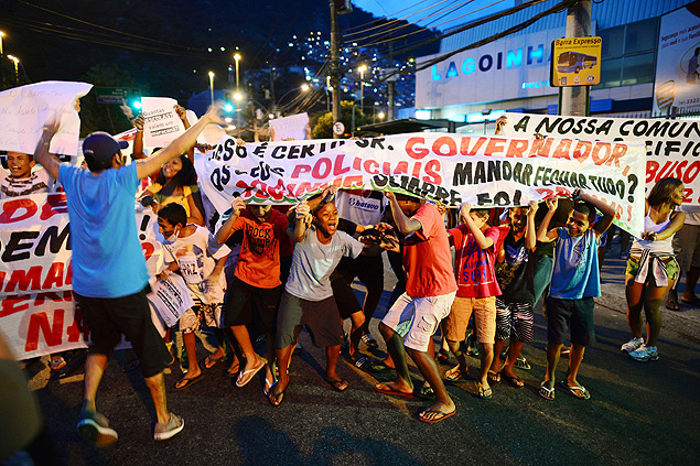 Crianças da favela da Rocinha participam de manifestação no Rio; Paseeata deve seguir até o prédio onde mora o governador