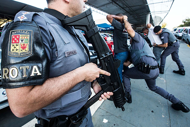 Policiais da Rota revistam homens em via de Presidente Prudente; tropa de elite foi enviada  regio aps ameaas