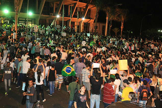 Manifestantes em frente  Cmara de Ribeiro, em novo protesto que pede reduo da tarifa do transporte coletivo, entre outros