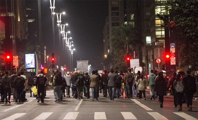 Manifestantes em protesto que fechou a avenida Paulista na noite de tera-feira 