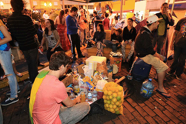 Manifestantes acampados em frente  Prefeitura de Ribeiro Preto com alimentos doados por vizinhos e comerciantes