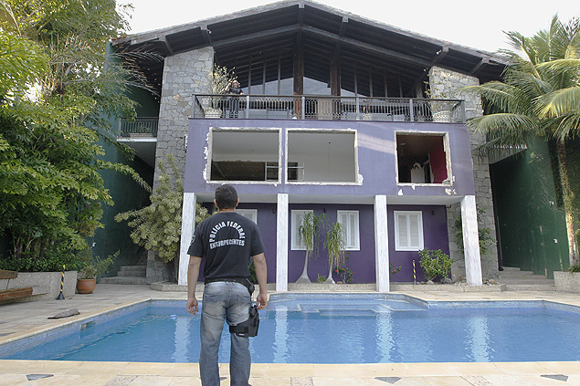 Policial na casa do traficante espanhol; imóvel recém-comprado por cerca de R$ 4 milhões fica no Joá, na zona oeste do Rio