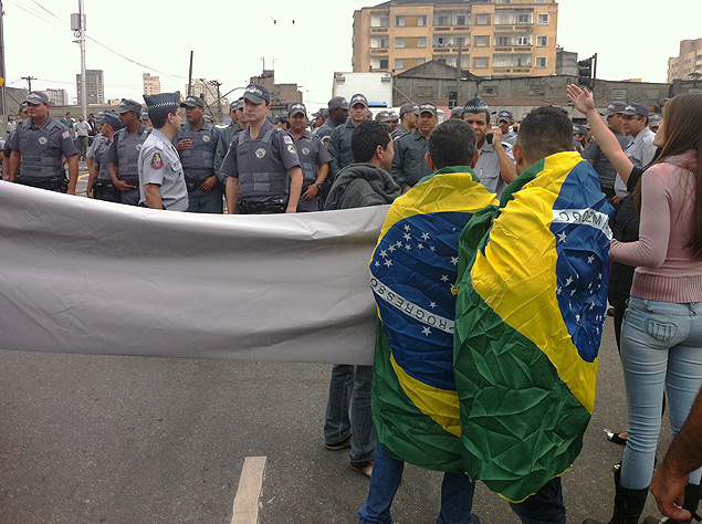 Manifestantes pedem a reabertura da Feira da Madrugada, no Brs; grupo chegou a fechar a avenida do Estado, no sentido Santana
