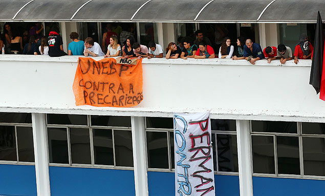 Um grupo de cerca de 300 estudantes invadiu na manhã desta quinta-feira o prédio da reitoria da Unesp, no centro de São Paulo