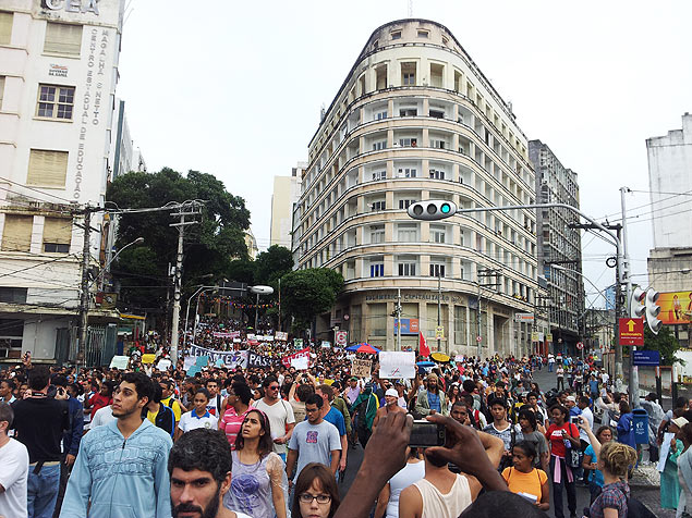 Manifestantes caminham na praa Castro Alves durante protesto no centro da capital baiana