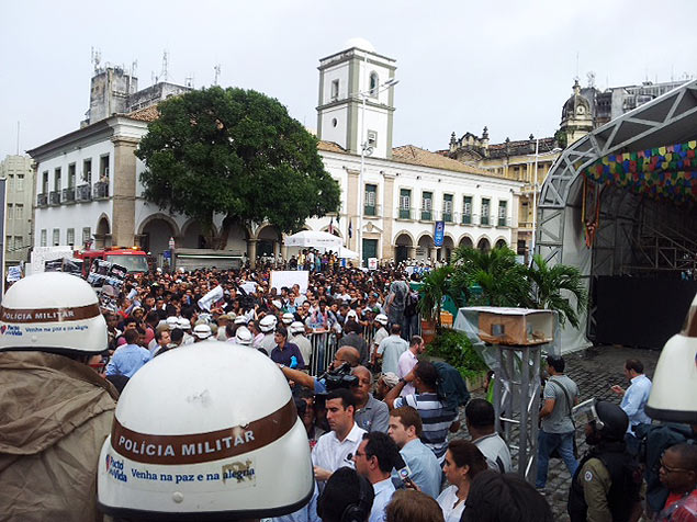 Manifestantes protestam na frente da Prefeitura de Salvador; vereadores tentam fazer a medio do prefeito