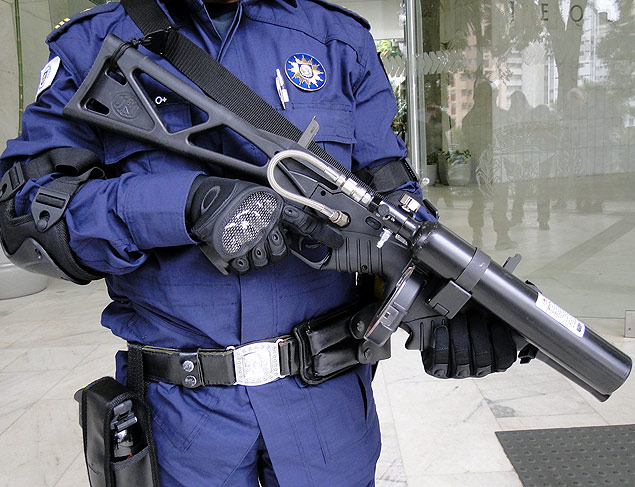 Guarda Municipal de Campinas (SP) usa arma belga comprada h dois anos para 'marcar' vndalos com tinta rosa