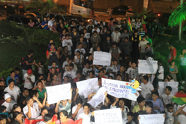 Bolivianos protestam contra o assassinato de menino boliviano de 5 anos, em frente ao 49 DP, em So Mateus, zona leste de SP.