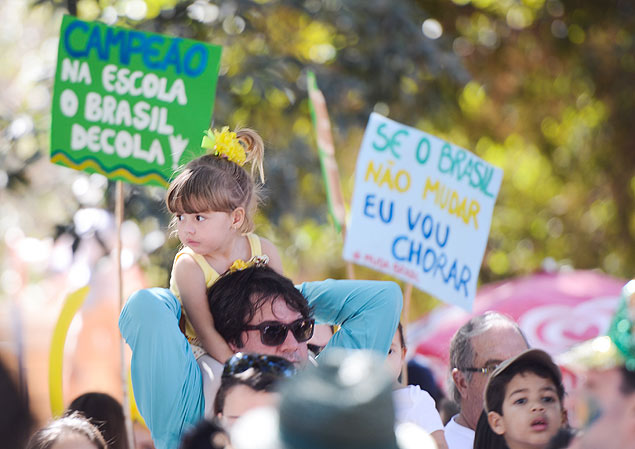 Marcello Casal Jr/ABrBrasília - Pais e mães levam filhos para a Marcha das Crianças, um protesto pacífico contra a corrupção e em favor de melhorias sociais.