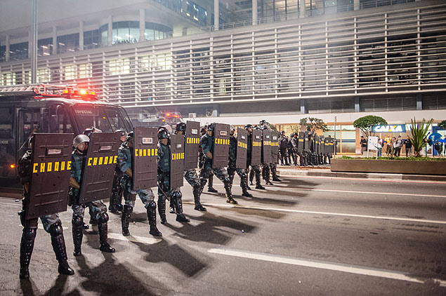 Batalhão de choque da PM em protesto contra o aumento nas passagens do transporte público, em São Paulo