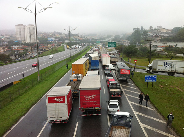 Protesto de caminhoneiros interdita rodovia Anchieta na altura do km 23, em São Bernardo do Campo (Grande São Paulo)