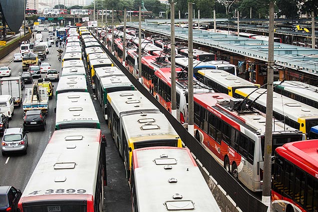 Por conta de manifestao de motoristas e cobradores, nibus ficam parados no terminal Parque D. Pedro, no centro de So Paulo