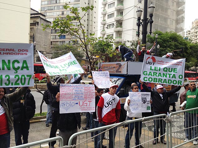 Motoristas e cobradores protestam em frente  Cmara Municipal, onde acontece a CPI dos Transportes