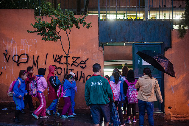 Crianças chegam à Emef Manoel Carlos de figueiredo Ferraz, na zona sul; alunos não receberam uniformes de inverno 