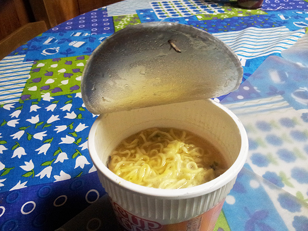 Copo de macarro instantneo Cup Noodles com larva de inseto; Procon-RJ pede recolhimento do produto