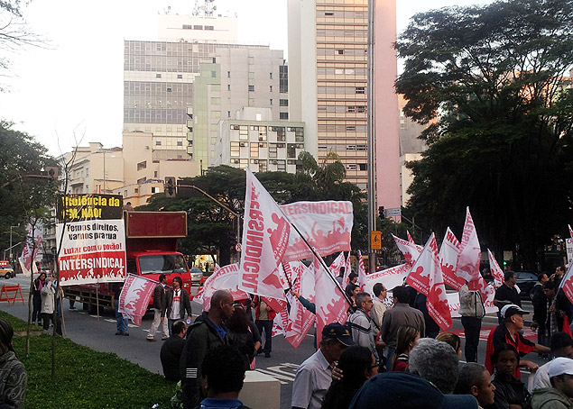 Manifestantes se concentram com bandeiras na altura da praa Oswaldo Cruz; dois protestos fecham a avenida Paulista