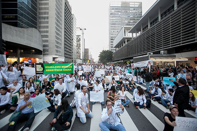 Mdicos bloqueiam as faixas do sentido Paraso da avenida Paulista durante manifestao em SP 