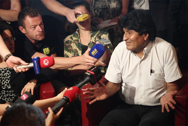 Presidente da Bolvia, Evo Morales, conversa com jornalistas no aeroporto de Viena, na ustria