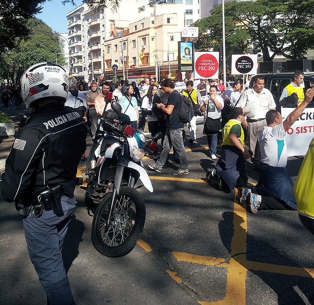 Policiais civis, militares da reserva e agentes penitenciários fazem protesto na tarde desta quinta-feira centro de São Paulo