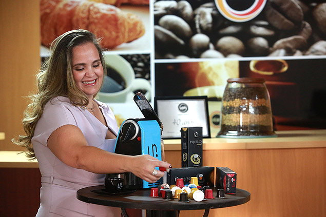 Presidente da Utam, Ana Carolina Soares de Carvalho, mostra mquina de caf e cpsulas
