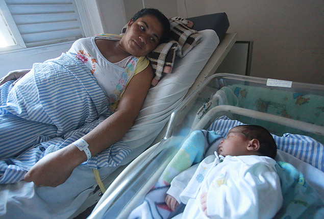Maria Jos dos Santos e seu beb, que nasceu de cesariana na Santa Casa de Barretos