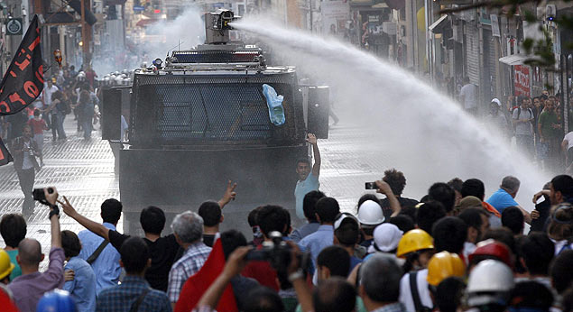 Caminhão com canhão de água utilizado pela polícia turca para dispersar manifestantes 