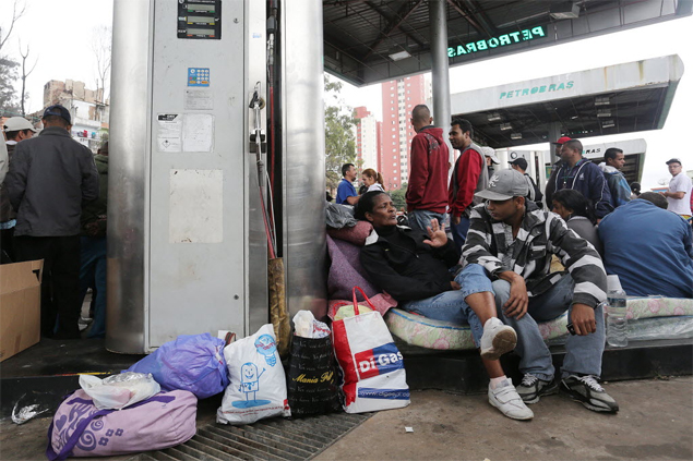 Desabrigados de Heliópolis, que estão 'morando' em posto de combustíveis depois de incêndio 