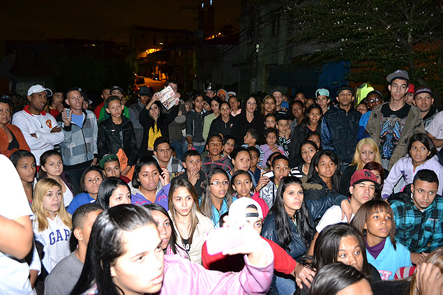 Jovens em frente a casa de Roland Pellegrine, pai do MC Daleste, em protesto contra assassinato do cantor