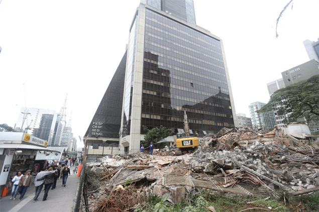 Casaro dos anos 1960, vazio desde o ano passado e um dos ltimos da avenida Paulista, em So Paulo, foi demolido ontem