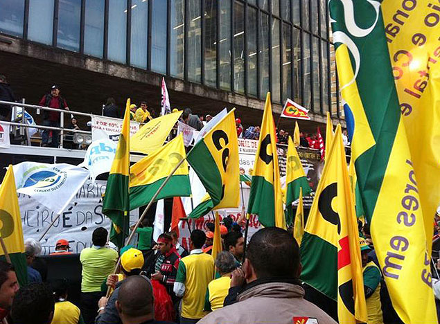 Manifestao de trabalhadores na av. Paulista, dia 11 de julho; o combate  tercerizao est na pauta do movimento