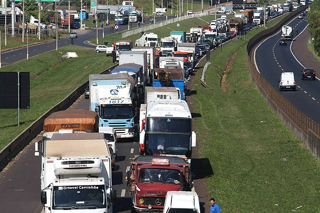 Congestionamento de veculos na rodovia Anhanguera, em Ribeiro Preto (SP), durante protesto do MST e de movimentos sociais