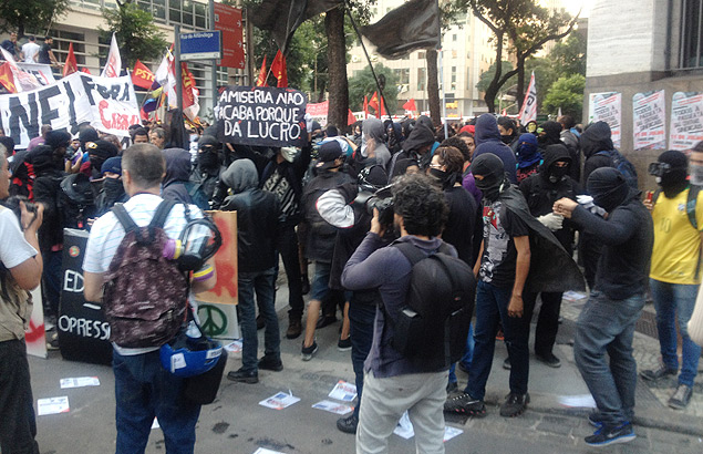 Membros do grupo anarquista Black Bloc durante ato no Rio; eles ignoram pedidos de organizadores e usam mscaras