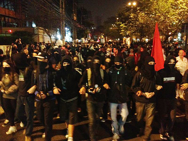 Grupo anarquista Black Bloc São Paulo marcha rumo à sede da Rede Globo