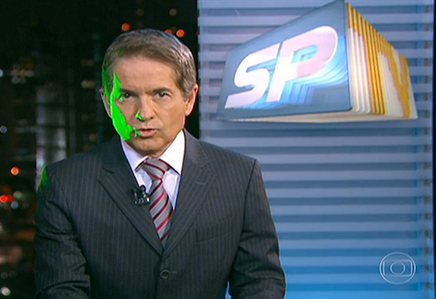 Luz verde atinge rosto do apresentador Carlos Tramontina, da Rede Globo, durante apresentação do telejornal SPTV