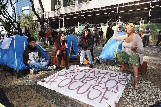 Um grupo de manifestantes montou um acampamento em frente ao Tribunal de Justia de So Paulo, no centro da capital