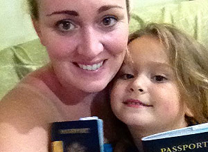 Me e filha americanas mostram passaporte que foi retido pela Justia brasileira; elas foram para EUA apenas nesta sexta