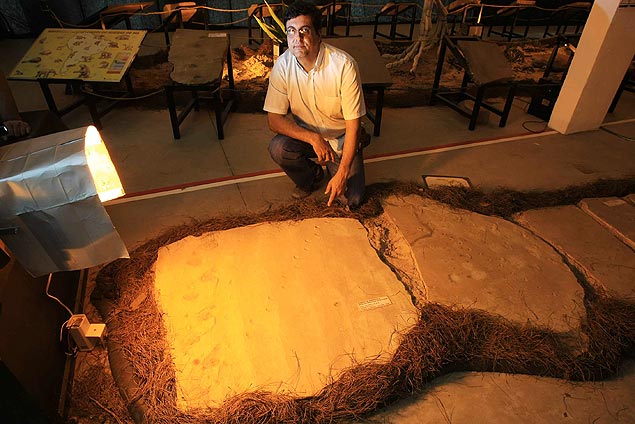Professor da UFSCar Marcelo Adorna Fernandes mostra pegadas de mamífero pre-historico no museu de Sao Carlos (SP)
