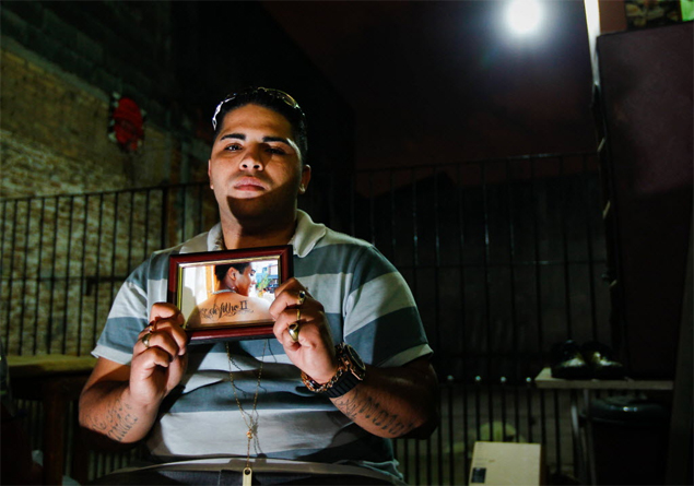 Rodrigo, 24, o MC Pet, segura foto do irmo, MC Daleste, morto na semana passada durante show em Campinas (SP)
